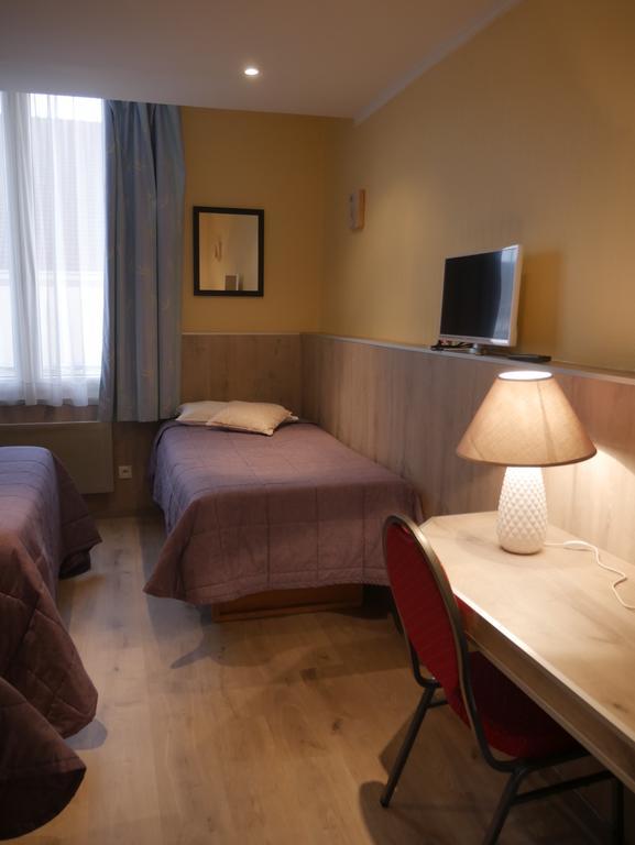 Hotel & Restaurant Le Cardinal Poix-de-Picardie Exteriör bild